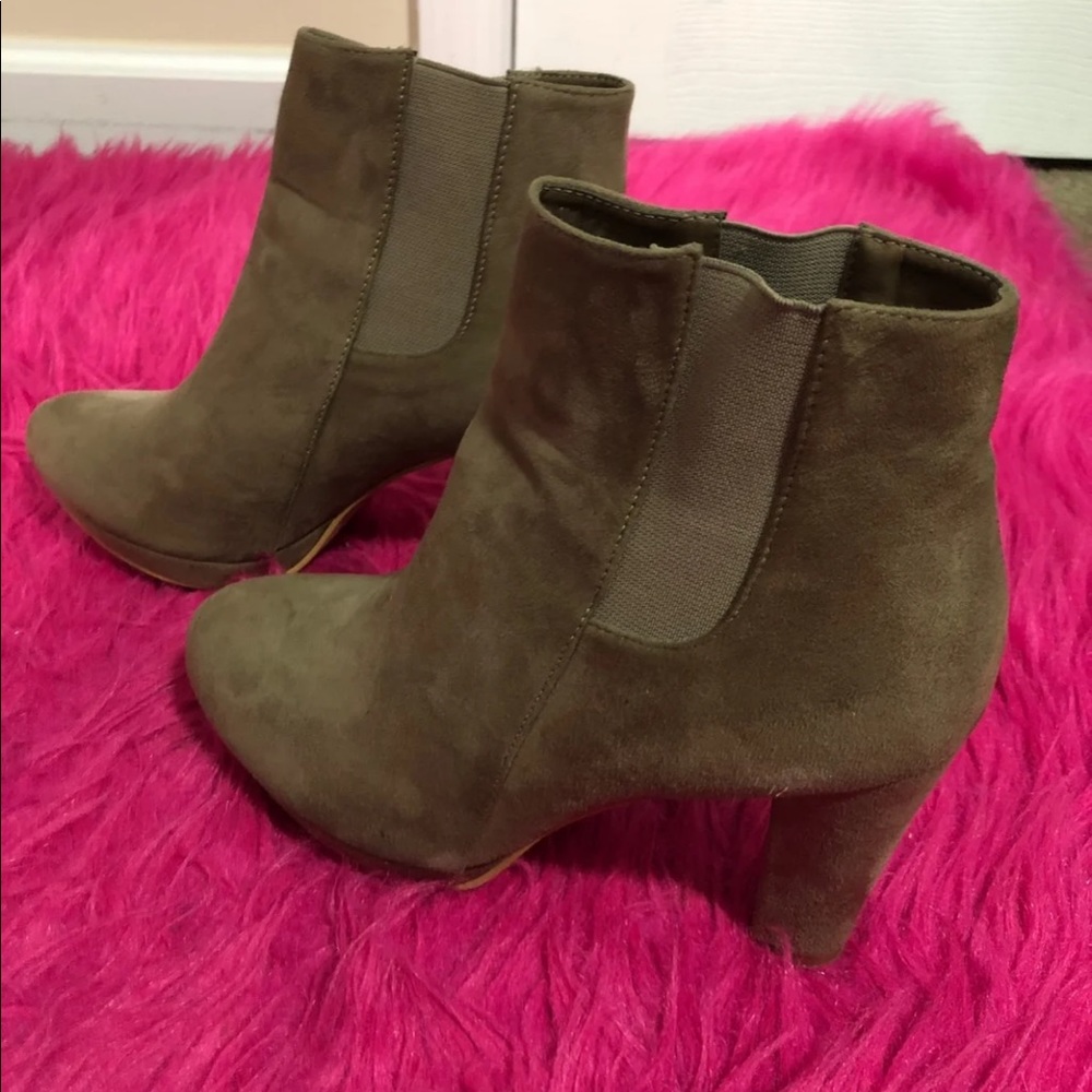 Boots size 9